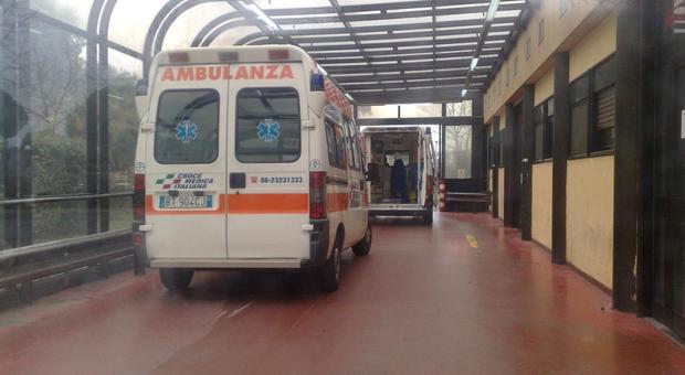 L'arrivo dell'ambulanza con le due vittime al pronto soccorso del Pertini