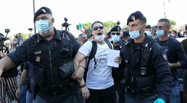Negazionisti a Roma, manifestanti senza mascherina: un fermo e multe Tensioni in piazza