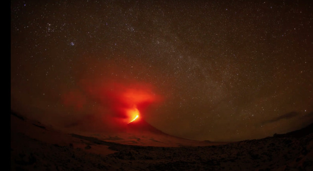 Fotografa immortala la scia di una meteora su un vulcano in piena eruzione - VIDEO e FOTO