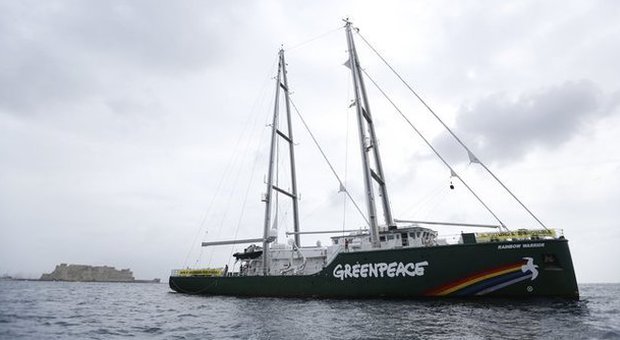 Napoli, nel golfo arriva la nave di Greenpeace «Rainbow Warrior»
