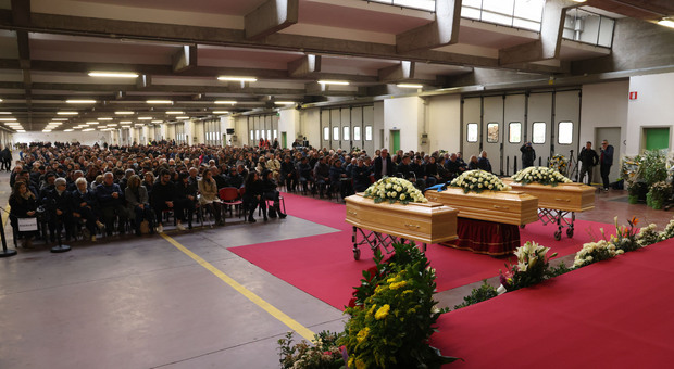 Il funerale della famiglia Boscolo Scaramanati morta nel rogo