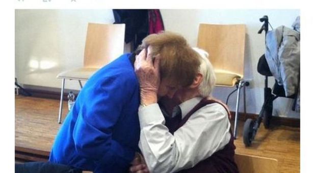 L'ex nazista abbraccia la superstite di Auschwitz: lei lo ha perdonato. La foto commovente -GUARDA