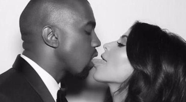 Kim Kardashian e Kanye West: bacio superhot su Instagram per l'anniversario di nozze