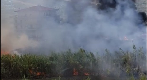 Ennesimo incendio a Fondi: distrutti diversi mezzi e abitazioni in pericolo