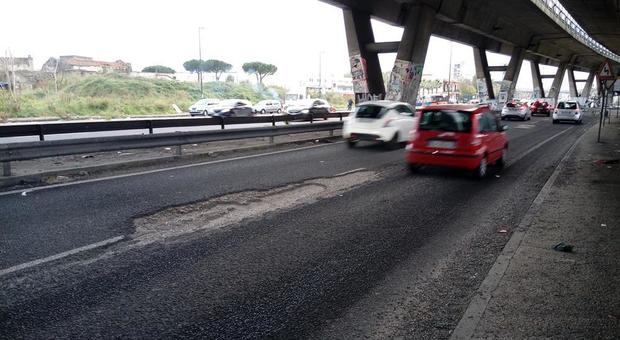 Napoli, dopo la pioggia tornano le buche: via Argine la più colpita
