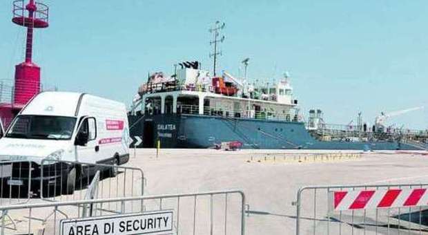 Fondali bassi al porto di Pescara: petroliera dirottata