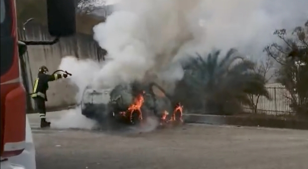 A fuoco un'auto nei pressi dell'ospedale