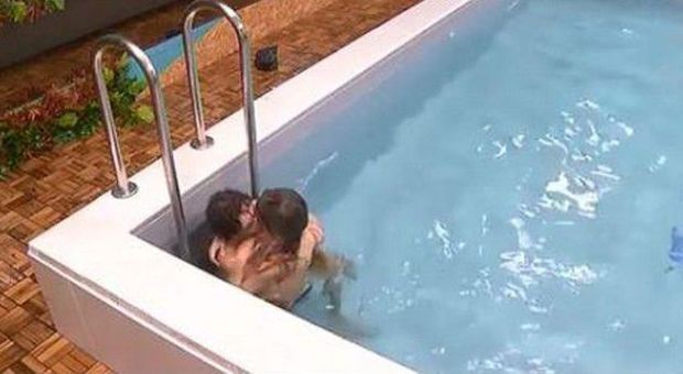GF14, scandalo hard: Barbara e Manfredi fanno sesso in piscina. Bufera su Twitter