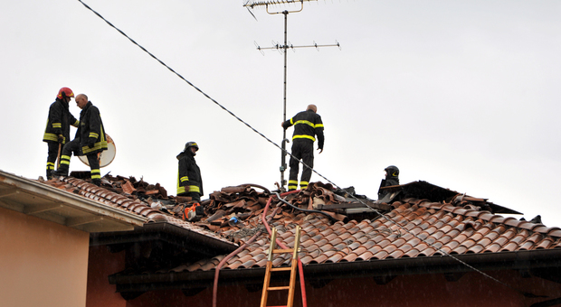 I vigili del fuoco sul tetto della villetta in via Loreti