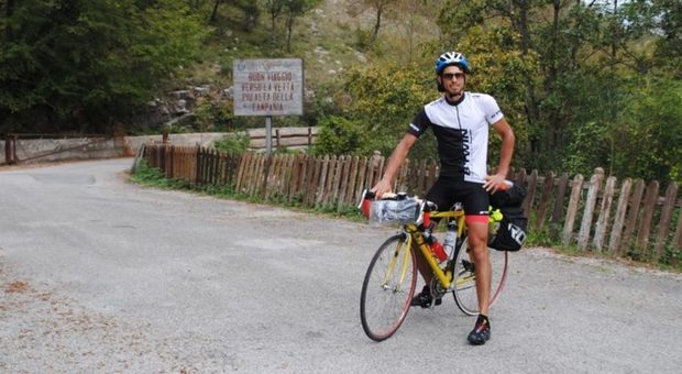 Va a trovare i genitori in bici a 1.200 chilometri di distanza: il viaggio di Antonio dal Piemonte a Salerno