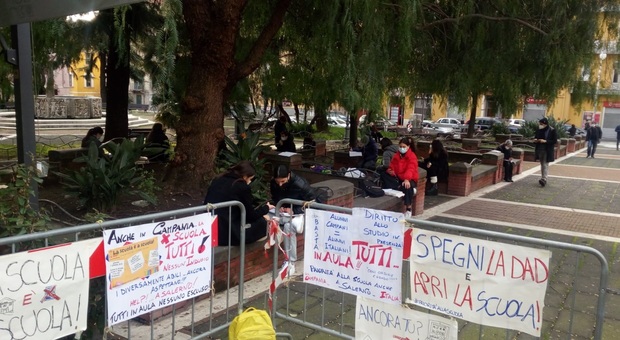 Salerno, asili ed elementari: la scuola fa il pieno ma resta la protesta