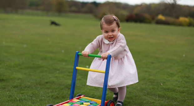 La principessa Charlotte compie un anno, le foto di mamma Kate conquistano la rete