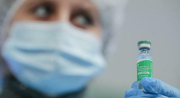 Vaccino Novavax, arriva l'ok dell'Ema: «Efficace al 90% contro la malattia»