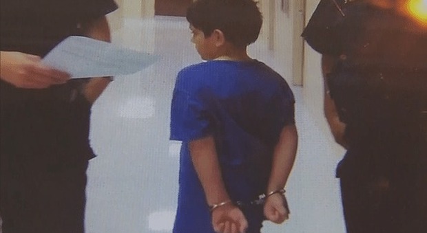 Dallas, bimbo iperattivo di 7 anni ha una crisi a scuola: la polizia lo ammanetta e lo porta via