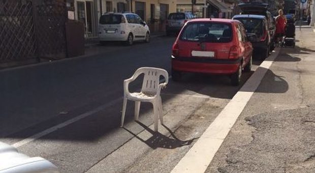 Parcheggio fai da te, vietato occupare il posto con una sedia: multa fino a 674 euro