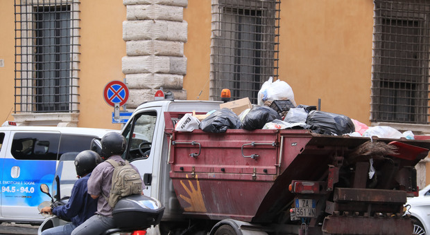 Roma, dipendenti Ama 'beccati' dalle Iene: «Al bar o al telefonino, i rifiuti non li raccoglie nessuno»