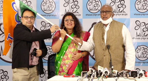 Deputato indiano chiede il divorzio alla moglie durante una conferenza stampa per aver cambiato partito