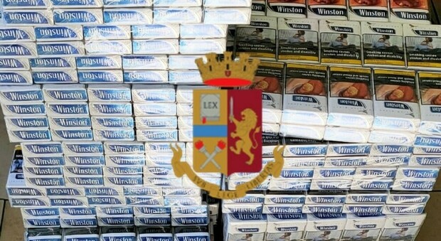In auto 125 stecche di sigarette di contrabbando: denunciato 60enne a Napoli