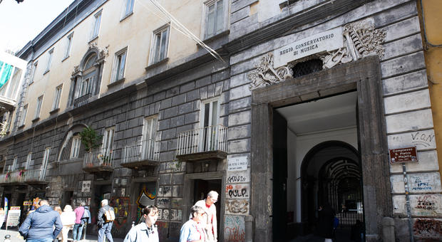 Il Comune di Napoli: «Allarme, pericolo crolli», ma al Conservatorio nessuna notifica