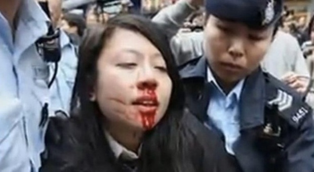 Aggredisce un poliziotto con il seno, giovane manifestante arrestata e condannata