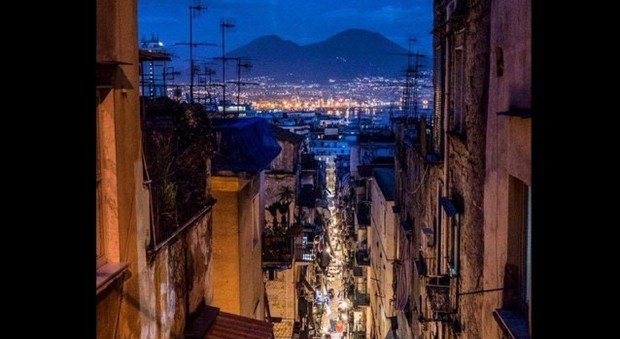 Napoli, i quartieri spagnoli e (sullo sfondo) il Vesuvio