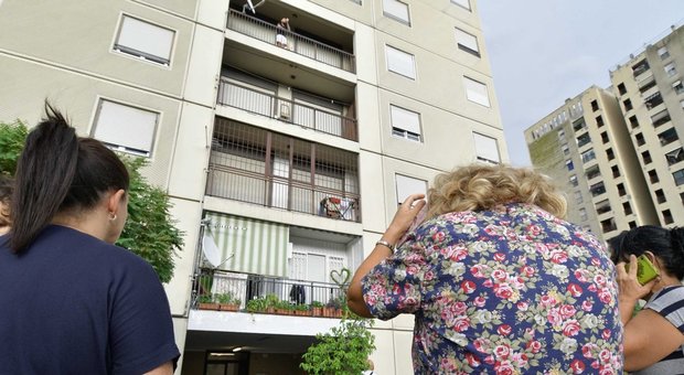 Tor Bella Monaca, rivolta anti-rom nel palazzo: famiglia cacciata dalla casa popolare
