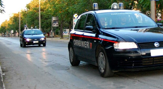 Napoli, lite in strada a Pianura: poliziotto fuori servizio blocca un 18enne armato