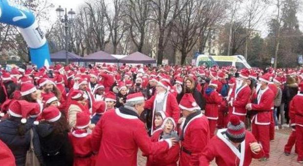 Corri Babbo Natale, 1500 colorano la città di bianco e rosso