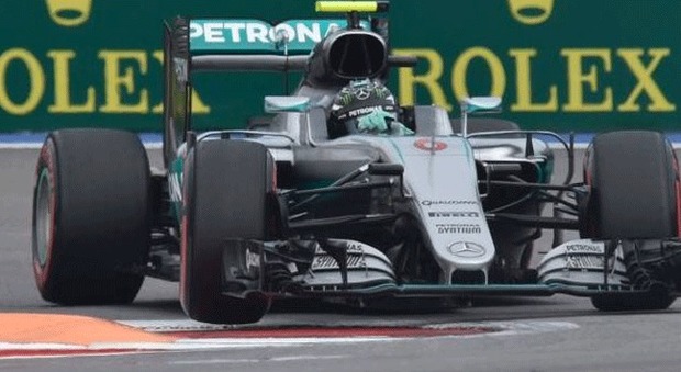 La Mercedes di Rosberg prende il comando, Vettel con la Ferrari subito fuori diretta della gara
