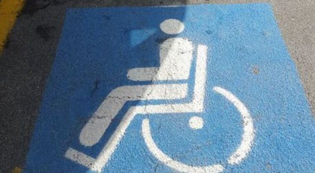 Disabile abbandonato: un cavillo burocratico nega l'accompagnamento a un ragazzo non vedente