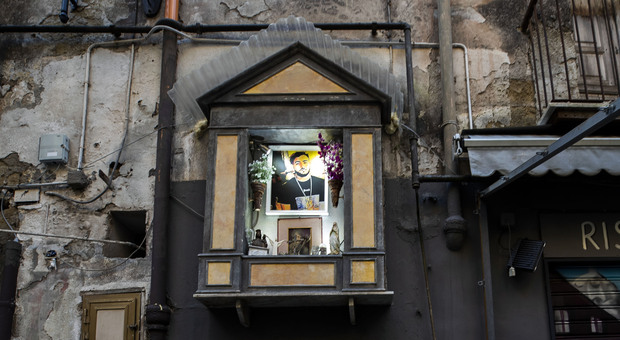 Napoli, l'offesa a San Gennaro: interviene la polizia, via dall'altarino la foto del baby rapinatore