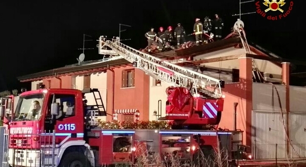 Fulmine si abbatte su un'abitazione: rogo sul tetto, soccorsi dai pompieri