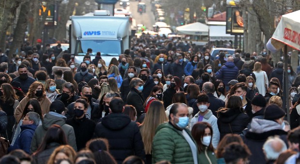 Stop ai locali per Covid, ma la movida non si ferma: a Napoli scene di caos e pochi controlli