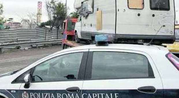 La famiglia rom ha 50 mila euro, i vigili ​la fanno sgomberare: aggredito un agente