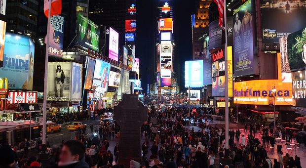"World Sleep Out", i newyorkesi dormono a Times Square per raccogliere fondi per i senzatetto