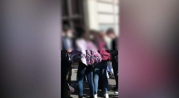 Covid a Napoli, folla di studenti davanti al liceo in piazza del Gesù: «È pericoloso»