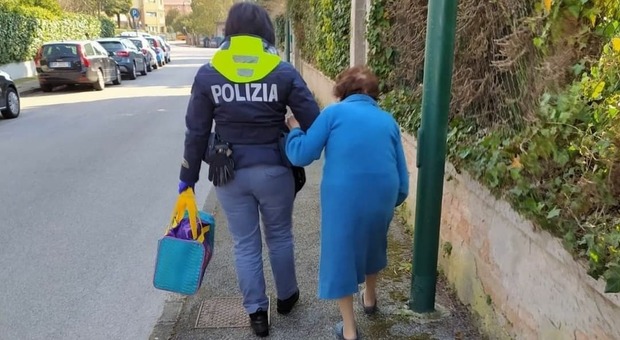 Sogna di andare al mare, anziana con vestaglia e borsa frigo soccorsa per strada da una poliziotta