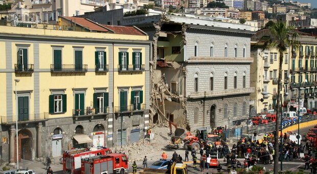 Napoli, palazzo crollato a Chiaia, il pm chiede le condanne: «Ignorati tutti gli allarmi»