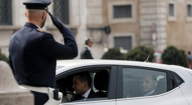 Valzer di auto al Colle, Meloni in Mini Minor per evitare l'incidente tra Salvini e Berlusconi