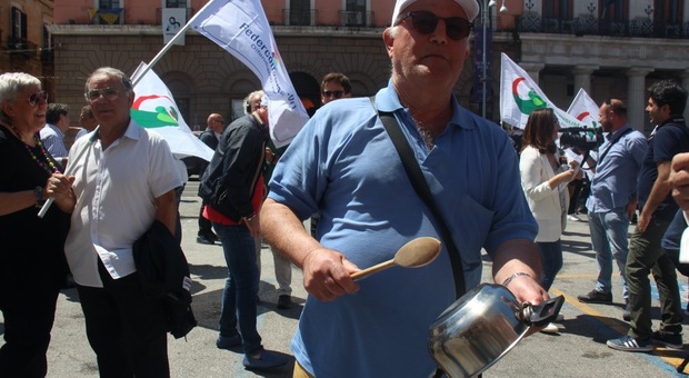 Rincari e speculazione, anche a Bari la protesta del "popolo delle padelle"