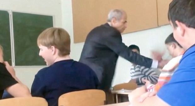Russia, il professore gli strappa le cuffiette dalle orecchie durante la lezione: l'alunno lo prende a pugni