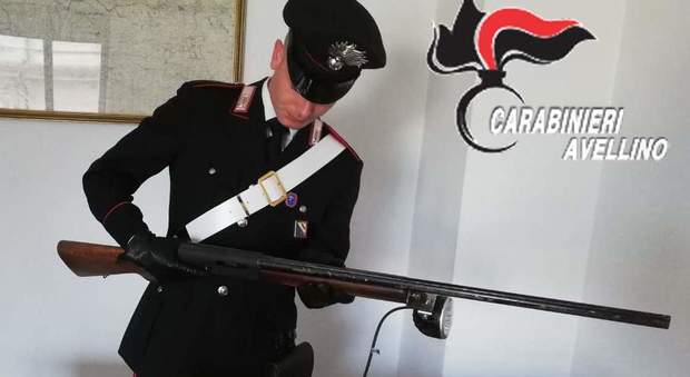 Sorpreso con un fucile clandestino, tenta di corrompere i carabinieri: