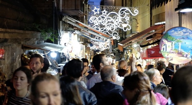 San Gregorio Armeno, è già Natale: prima invasione di turisti, è tutto pronto per le feste
