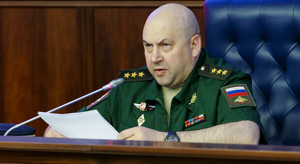 Surovikin, chi è il generale (accusato di corruzione e brutalità) a cui Putin ha affidato le Forze Armate russe