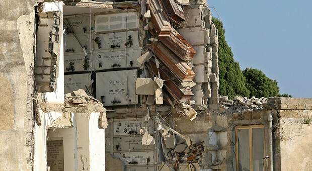 Napoli, il cimitero di Poggioreale e si sbriciola: cede un altro edificio, scattano nuovi divieti