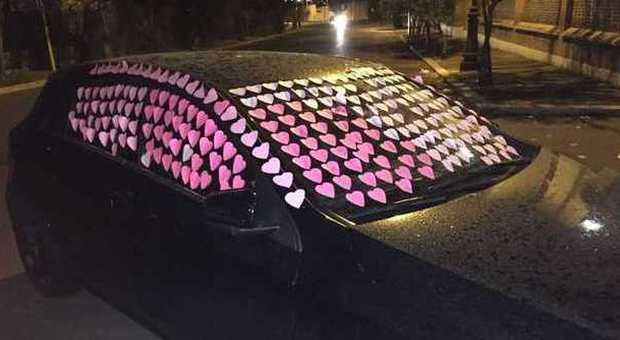 Roma, dichiarazione d'amore con i post-it: l'auto ricoperta di cuori rosa