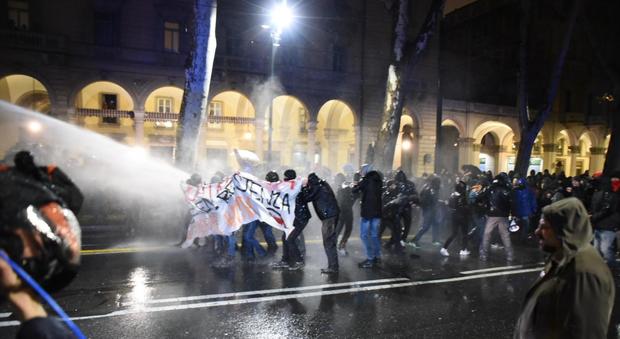 Torino, scontri al corteo antifascista contro il comizio di Casapound