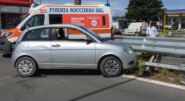 Roma, scontro al semaforo sulla Colombo: due feriti gravi