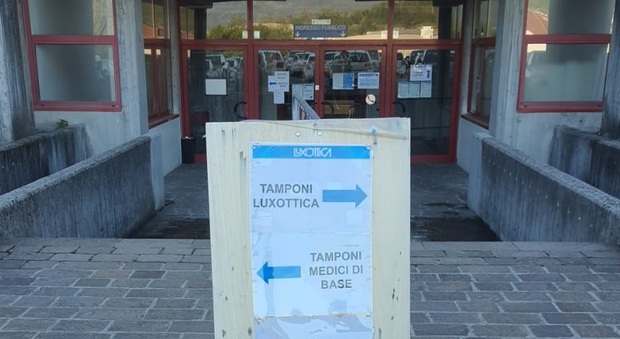 Il centro vaccinale "Luxottica" al Palaskating di Sedico