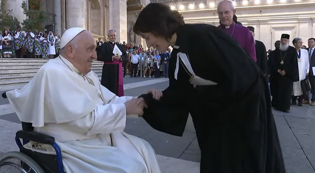 Il Papa che saluta una vescova luterana